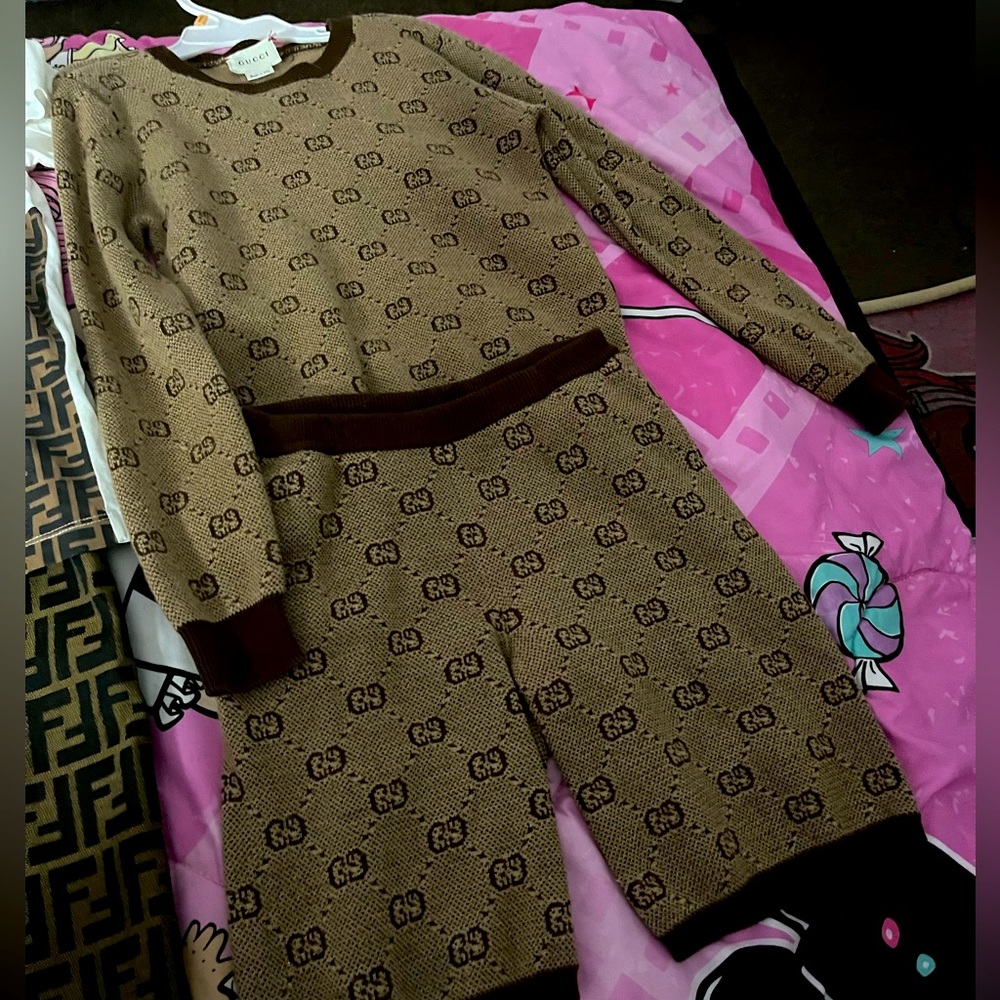 Gucci sweater short set     For a girl are boy
